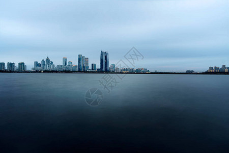 湖周围的城市风景照片图片
