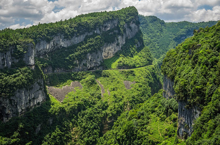 龙水峡地缝重庆武隆县龙水峡裂隙公园峡谷与喀斯特石背景