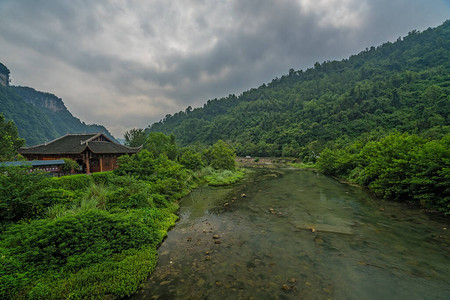 长江地区黄龙山洞附近的武林久川Wullingyuan河水流经喀斯特山地景色的乡图片
