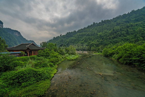 长江地区黄龙山洞附近的武林久川Wullingyuan河水流经喀斯特山地景色的乡图片