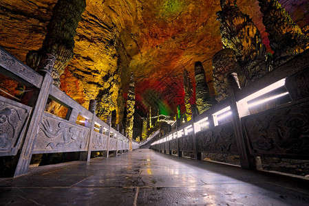 湖南省张家界市美丽的黄龙洞内的照明步行道图片