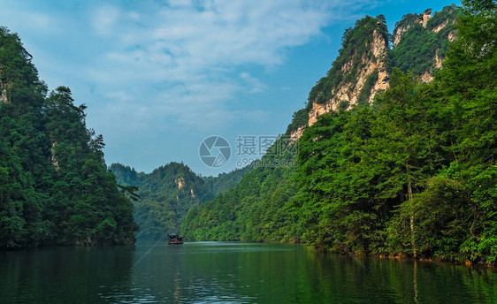 旅游船在湖南省张家界森林公园武陵源宝峰湖周围美丽的喀斯图片