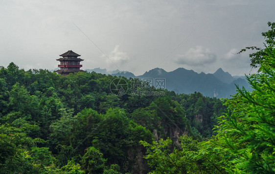 张家界阿凡达山自然公园位于山峰顶的传统建筑塔寺建筑图片