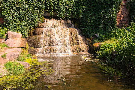 乌克兰BilaTserkva亚历山大植物园古遗址附近小瀑布的美丽风景照片景观和自然的概念夏日阳图片