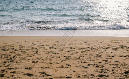 在沙滩背景的海浪图片