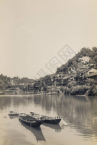 古老的木头旅游船在图奥河上图片