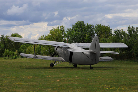 古老的古老旧飞机在绿色机图片