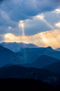 蓝天清晨在高山上图片