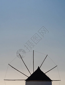 海景太阳日落时灯塔的轮影以柔软的焦图片