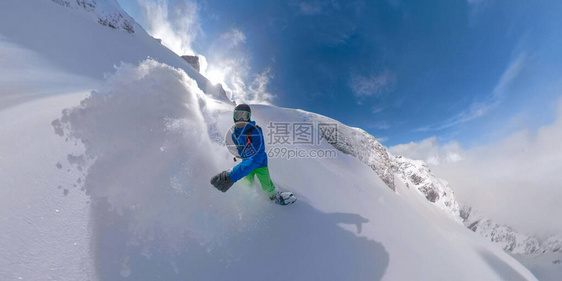 酷的滑雪板哥们在加拿大偏远地区壮观的山脉中高地切碎未触及的雪图片