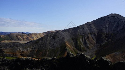 与蓝天的山风景图片