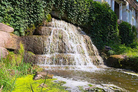 乌克兰BilaTserkva亚历山大植物园古遗址附近有池塘的小瀑布的低透视图景观和自然的概念夏日阳图片