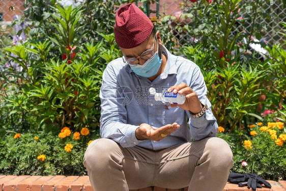 尼泊尔印度年轻帅哥戴着防护医用口罩图片