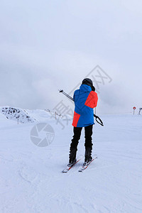 年轻的滑雪者戴上护目镜图片