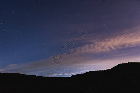 Neowise彗星在繁星点的夜空中图片