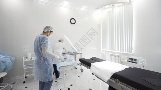 护士和外科医生准备手术器械和工具图片