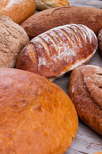 混合自制面包关闭全麦新鲜面包农民店里图片