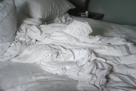 床和枕头脏乱的床和枕头睡觉图片