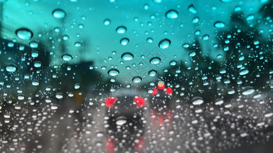 在雨天的夜晚图片