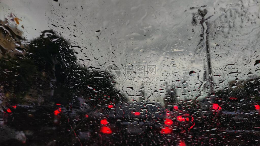 陷入雷暴汽车挡风玻璃被暴风雨的大雨溅起来自各个方向的红色尾灯严重的交通拥堵曼图片