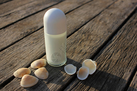 玻璃瓶和贝壳中的白除臭剂图片