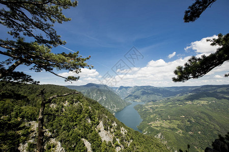 从塞尔维亚Tara山的Perucac湖和图片