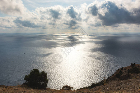 海面上空的灰色美丽云彩长的全景海秋天视图低积云和明亮的阳光水面上的云影秋天海的灰图片