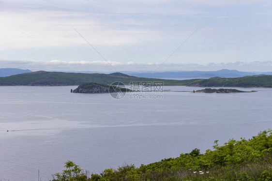 彼德大湾的景象是夏天从海参沃斯托克水区斯科特岛南端的图片