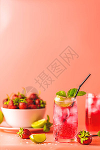 两杯水滴的草莓莫吉托鸡尾酒图片