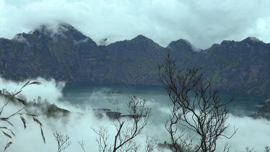 印度尼西亚伦博克Rinjani山的湖景与山岳和清图片