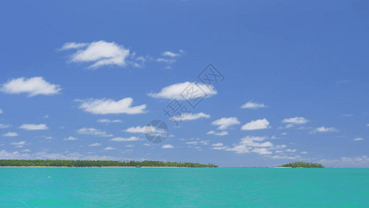 近距离的茂密植被和高棕榈树覆盖着两个偏远热带岛屿图片