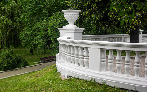 白栅栏有帝国式的圆柱和花瓶白俄图片
