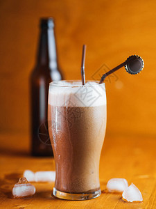 一杯冷精酿啤酒粗壮与木桌上的冰淇淋可口冰冷的夏图片