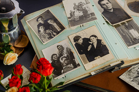 人生巅峰带有家庭照片的旧相册背景