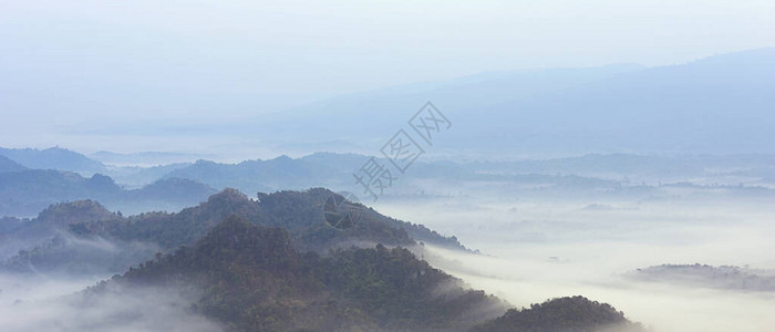 冬天在山maemohlampang上的雾图片