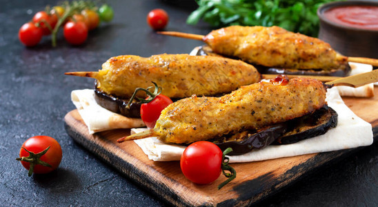 kebab和烤茄子加在培根面包上图片