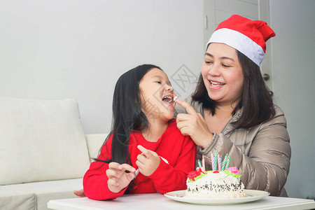 母亲和女儿在圣诞节庆祝生日图片