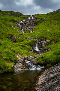 苏格兰高地夏季的瀑布图片