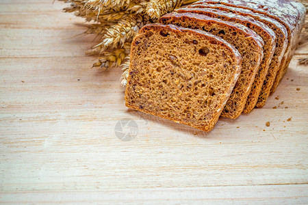 法式面包黑麦面包店有硬皮面包和面包屑新鲜的乡村传统面包图片