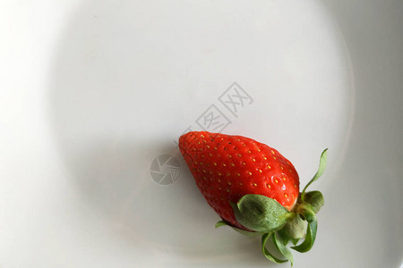 果汁草莓只放在盘子上图片