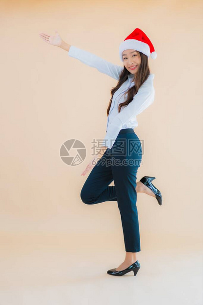 美丽的美丽年轻商业形象女穿着圣诞帽在孤立的肤色图片