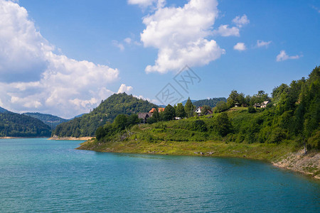 美丽的Zaovine湖位于欧洲塞尔维亚的塔拉公园美丽的风景与多云的天空丘陵和山脉旅图片