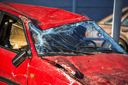 被击毁的汽车挡风玻璃细节图片