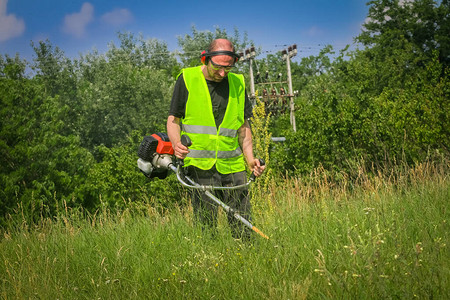 工人用割草机割草图片