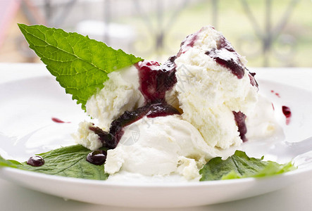 白盘子上的冰淇淋图片