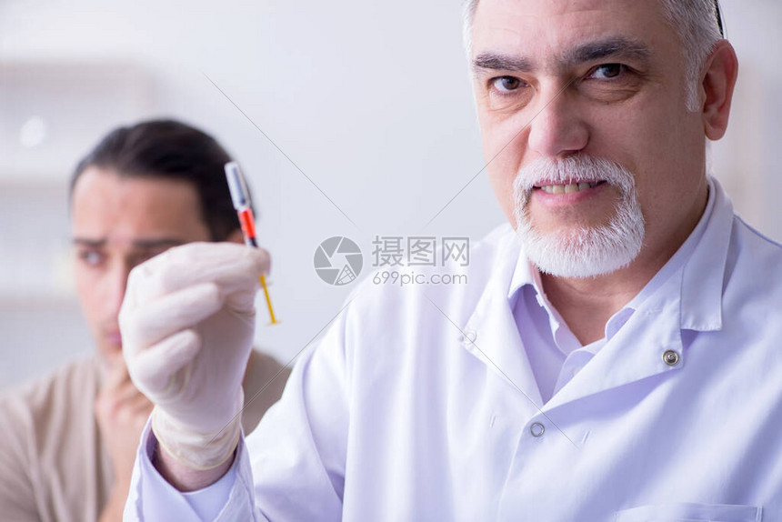 男病人看望医生高清图片下载-正版图片506674548-摄图网