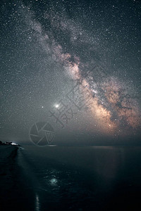 夜间在海面上反射星系海图片