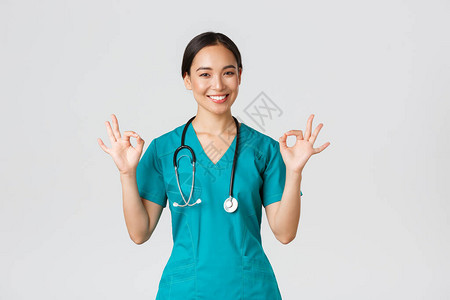 专业自信的亚洲女医生图片