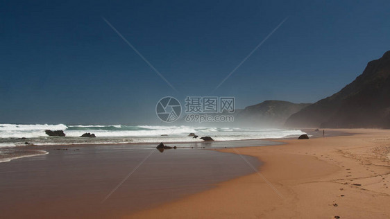 葡萄牙西海岸海洋岸有沙滩黑岩蓝天空图片