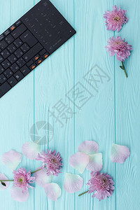 平板键盘和鲜花与复制空间顶层视图平图片